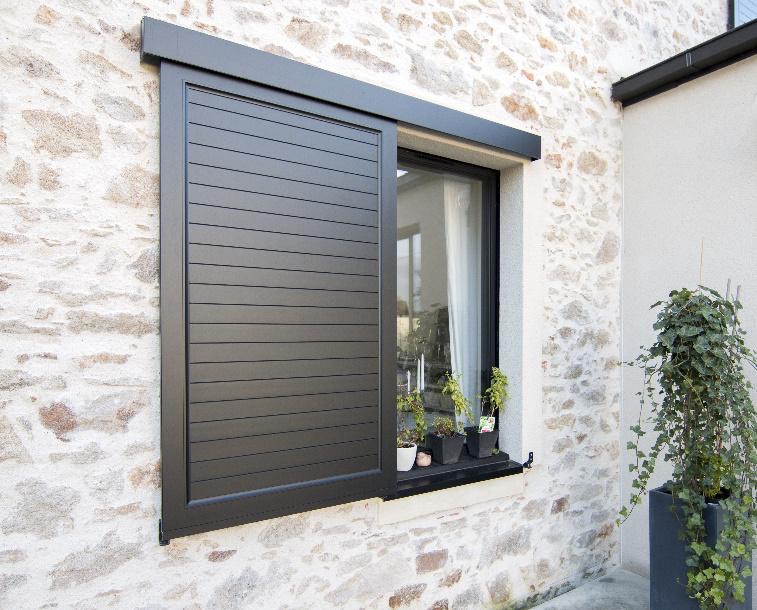 Détail de volets battants modernes avec ferrures ajustées